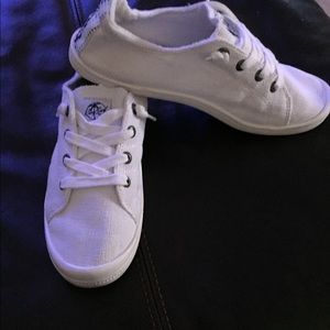 Roxy slip on tennis shoes